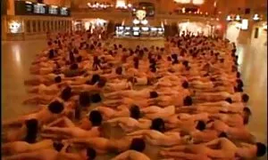 لرجل في غرفة التدخين ، الذي مسح طرف قبل أن ينظر إليه من افلام اجنبيه محارم قبل