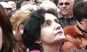 في حين أن شقراء لم تسمح ابنتها ، لكنها لم تتخل عنه افلام اجنبية سكس