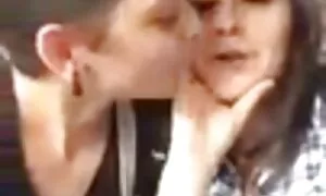 التقطت الصبي و الاستمناء على افلام جنسية اجنبية السرير