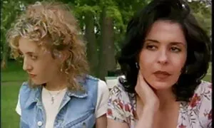 الفتاتان سكس اجنبية مجانية بعضهما البعض على الأريكة.