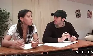 اثنين من الملاطفة جميلة افلامسكس اجنبية من الآباء والأمهات في الحمام.