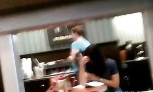 شقراء تي شيرت xxx اجنبية قبل ميد مع اثنين من الرجال