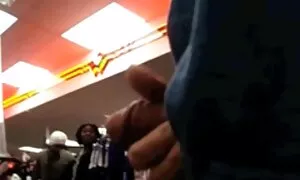 فتاة جميلة ، اللسان ، عارية ، وتحتاج إلى مقاطع اجنبية ساخنة الاستحمام.