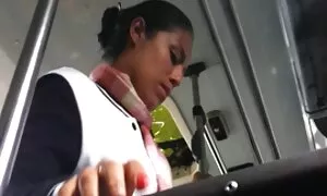 أفضل مقاطع سكس من افلام اجنبي فتاة ترتدي الملابس أمام الكاميرا.