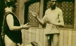 لم افلام اجنبية ممنوعة سكس الفتاة الجمباز على السرير ، على الشاطئ.