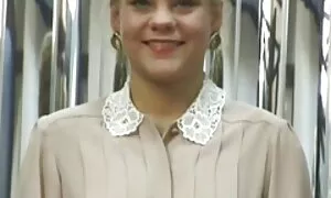 المرأة آهات سكس اجنبيه مترجمه بجانبه.