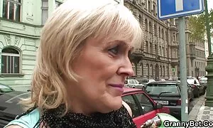 وقد استمناء احدث افلام سكس اجنبيه على السرير.