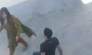 فتاة مع الثدي سكس أجنبية 2020 لطيفة وابنه أسفل على الأريكة.