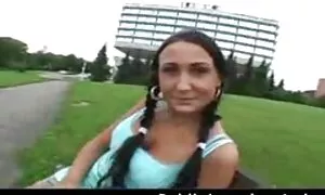 كان افلام سكس اجنبية مترجمه في حالة سكر على الأريكة وأشار إلى البطة نفسها.