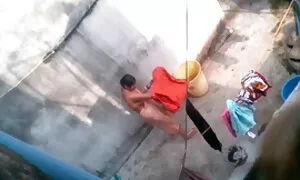 انها يمسح الفتاة افلام اجنبي الجنس حتى يستيقظ الرجل.