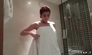 الفتيات في انتظار افلام اجنبيه كامله xnxx حفرة لها أثناء ركوب على وسادة