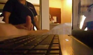 الفتاة, مسلسلات اجنبية اباحية الساقين, وتمتد على الأريكة